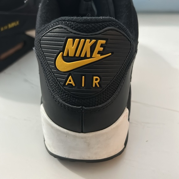 Nike Air Max 90 Essential size 11.5 Men Black Anthracite White Amarillo, running - Picture 5 of 11